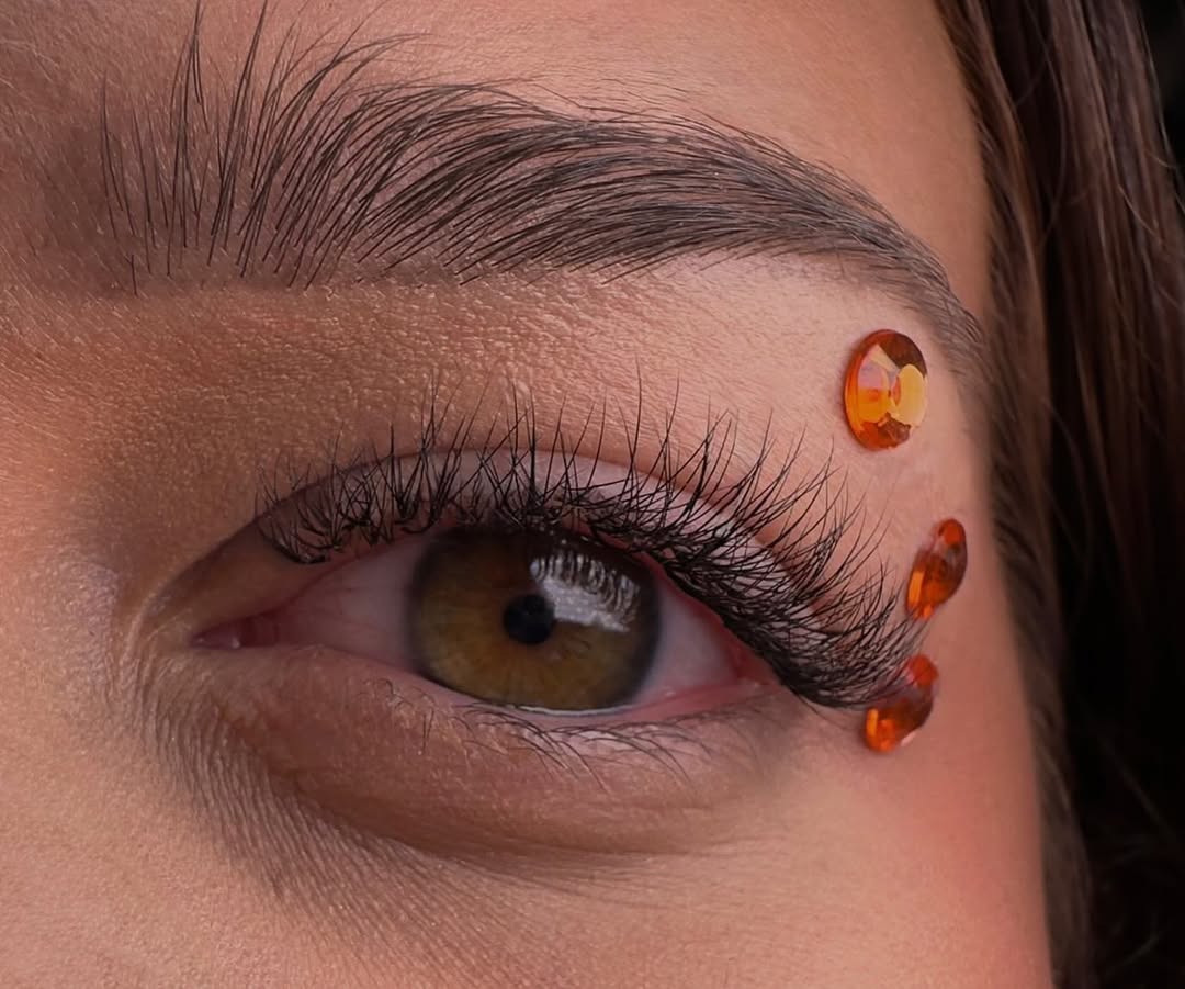 Kreatywna stylizacja rzęs z ozdobnymi kamyczkami