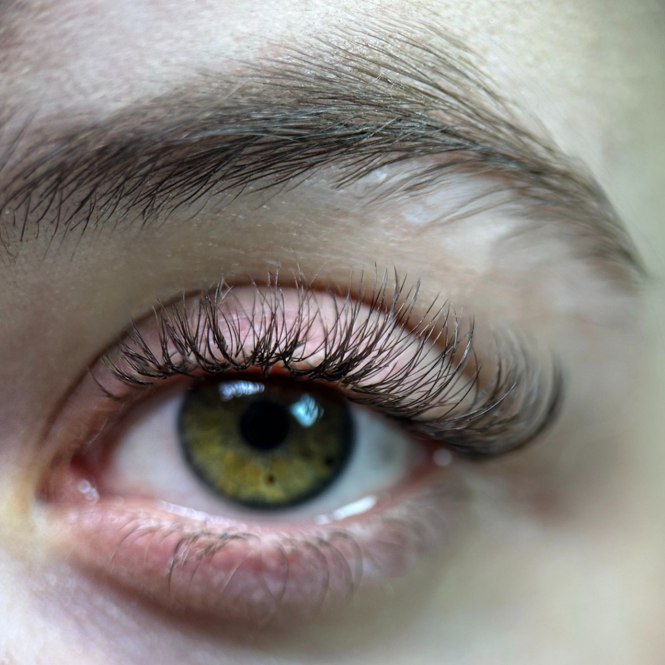 Gęsta stylizacja rzęs metodą objętościową