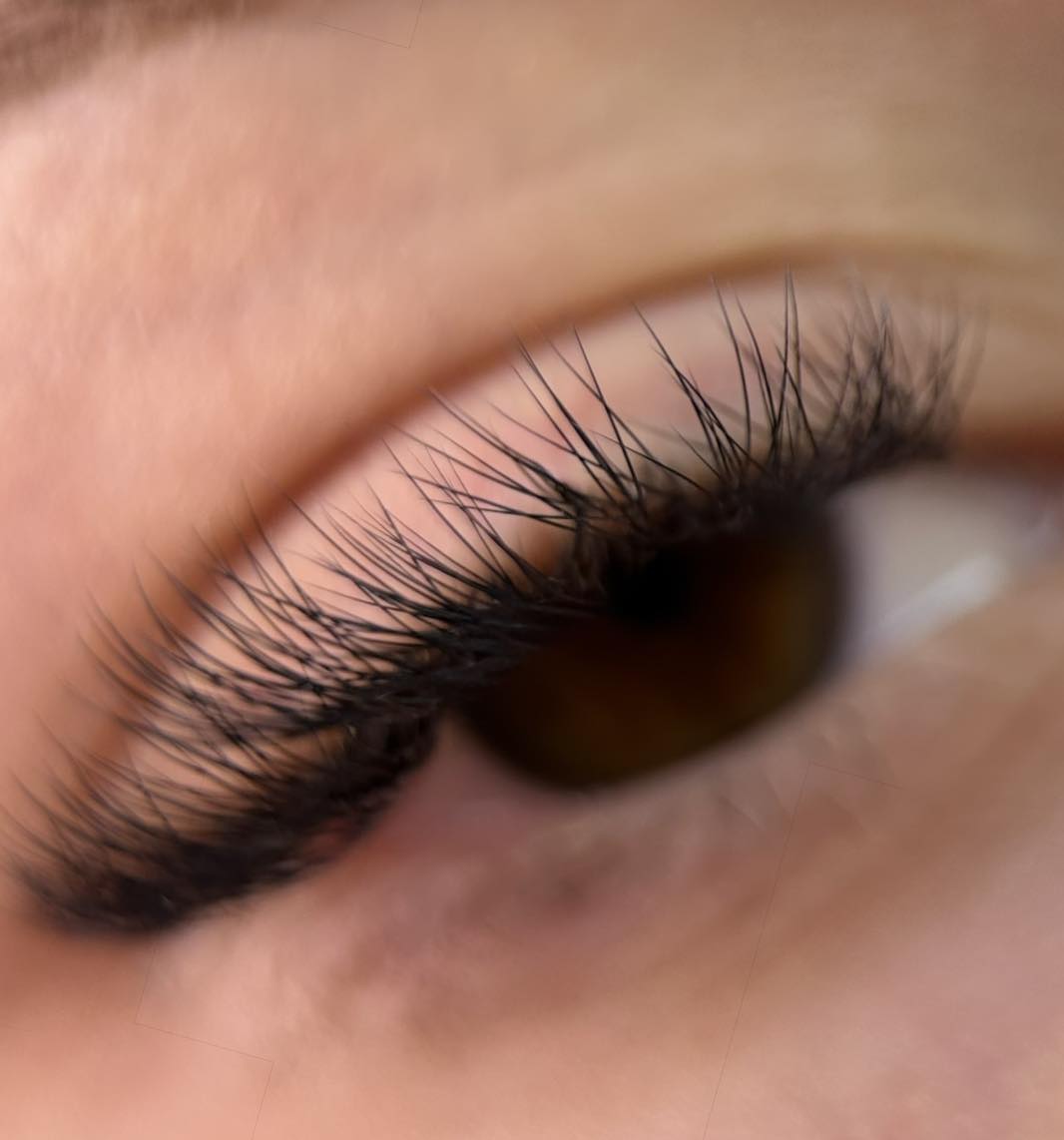 Makro ujęcie perfekcyjnie przedłużonych rzęs